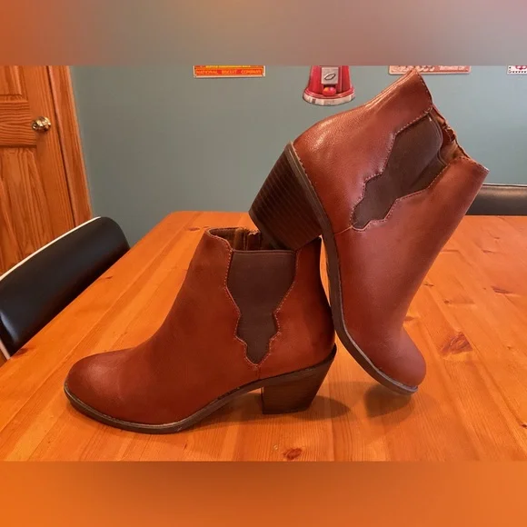 BROWN SHOE BOOTS SZ 9 SONOMA SHOOTIES LOW HEEL NWOT COGNAC WESTERN ZIP UP - Picture 1 of 10